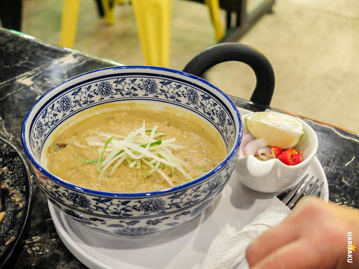 Semangkuk laksa siam yang keperangan