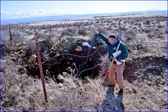 ¿Es este el hoyo de Mel Waters? Geólgo Jack Powell tirando una piedra al agujero que cree es el mencionado por Mel.