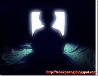 tidur nonton tv (1)