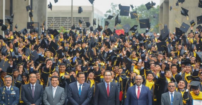 Presidente Martín Vizcarra asiste a graduación de I promoción de Instituto Tecnológico de las Fuerzas Armadas