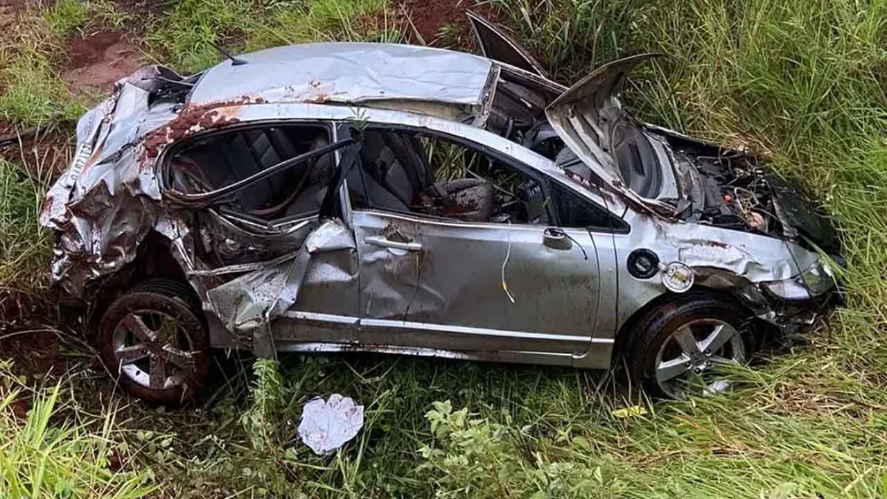 Jovens morrem em acidente após serem jogados para fora do carro