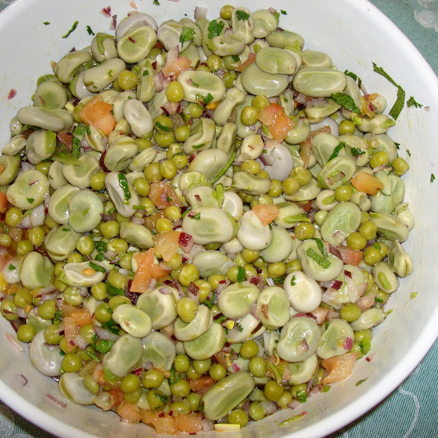 ENSALADA DE HABAS CON ARVEJAS Y TOMATE PORCIONES: 6 Descascarar y cocinar las habas (5 tazas) hasta que queden blandas. Dejar a enfriar. ½ cebolla morada cortada en cuadritos. 1 tomate cortado en cuadritos. ½ lata de arvejas cocidas. 1 cucharada de perejil picado. 2 cucharadas de aceite de oliva. 1cucharada de vinagre rosado de vino. ½ cucharadita de sal  ¼ cucharadita de pimienta en polvo. Hacer un aderezo batiendo bien el aceite, con el vinagre, sal y pimienta. En un recipiente mezclar las habas con la cebolla, tomate y perejil y el aderezo.