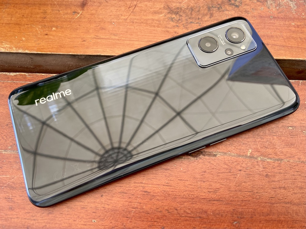 realme 9i - Stereo Prism Design