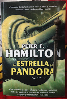 Portada del libro La estrella de Pandora, de Peter F. Hamilton