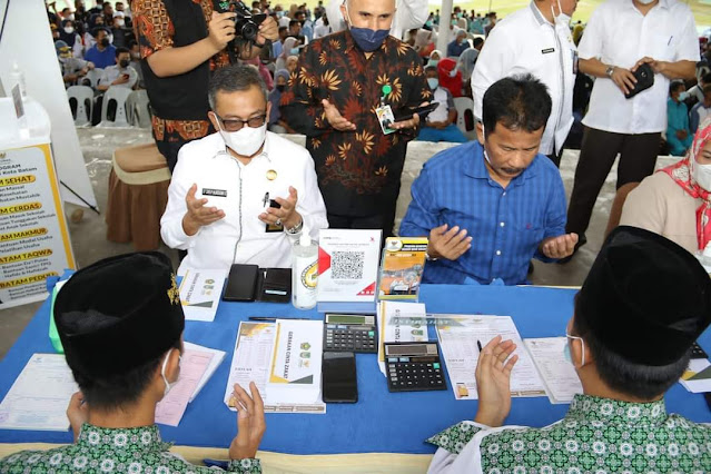 Setelah Menyalurkan Bantuan Paket Sembako untuk Tenaga Honorer, Rudi dan Marlin Menyalurkan Zakat Mal