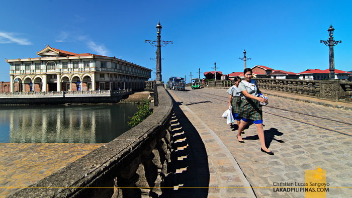 Las Casas Filipinas de Acuzar Bridge