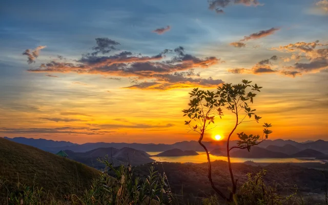 amanhecer na serra ao fundo da imagem um rio