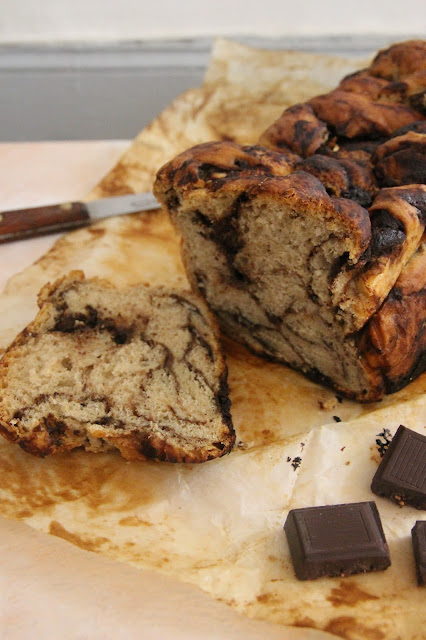 Cuillère et saladier : Brioche marbrée à la pâte à tartiner (vegan)