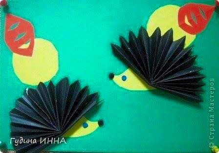 Idea to make hedgehog from accordion paper for kids 