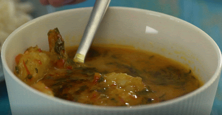 un bol de Coconut Shrimp Soup