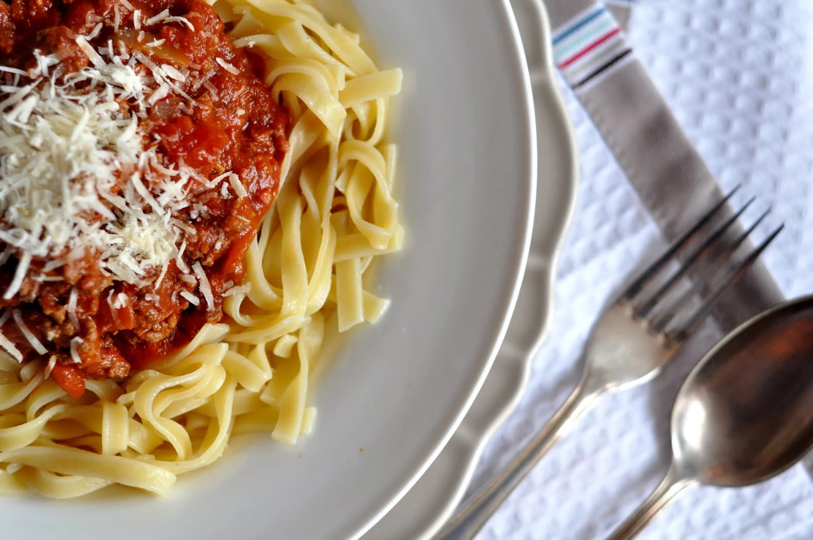 agata's kitchen: Twisted (with roasted pepper) “spaghetti Bolognese”