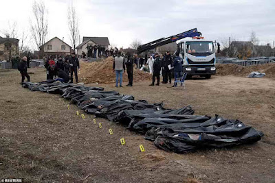 Uma das inúmeras pilhas de sacos de cadáveres em Bucha é rotulada e os cadáveres enterrados, 8 de abril