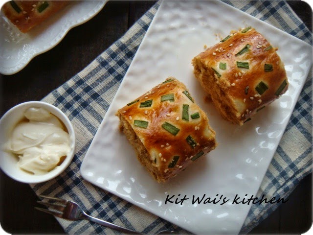 Kit Wai S Kitchen 香葱肉松面包卷 Spring Onion Meat Floss Roll