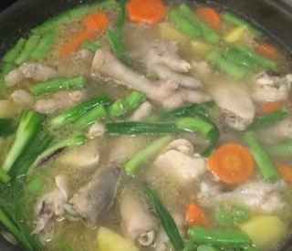 Sop Ceker Ayam dan Sayuran Enak Segar 