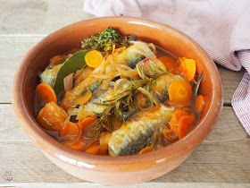 Sardinas en un sabroso y aromático escabeche, perfecta técnica de cocción y conservación.