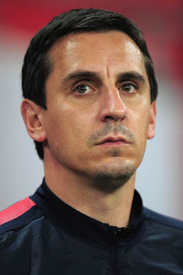 Gary Neville Terhambat Akan Bahasa