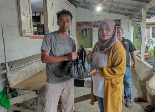 Banjir di Padang, Andre Rosiade Salurkan 1.000 Nasi Bungkus