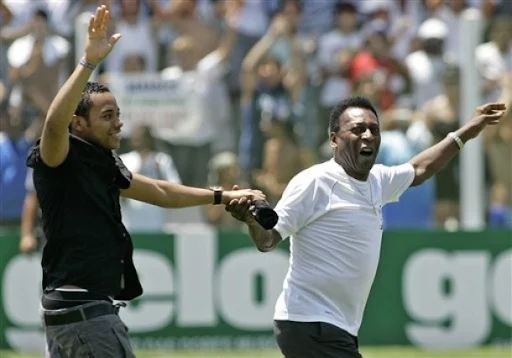 Pelé and Santos' new player Robinho wave to fans during his presentation