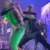 Vídeo: Segurança arremessa fã de rapper famoso do palco durante show; assista