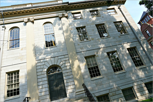 University Hall, Universidad de Harvard