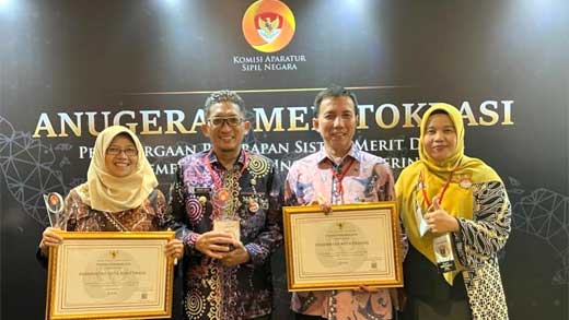 Hendri Septa Terima Anugerah Meritokrasi 2022 Kategori Baik