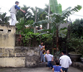 Ê kíp thực hiện dự án đang chụp ảnh tại gia đình cán bộ công tác trên quần đảo Trường Sa ở Thủy Nguyên (Hải Phòng). 