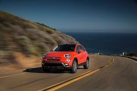 Front 3/4 view of 2017 Fiat 500X Trekking