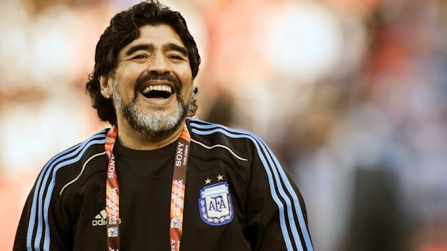 LEGENDA AFRIKA BERI PENGHORMATAN KE MARADONA - BENGKELHOKI