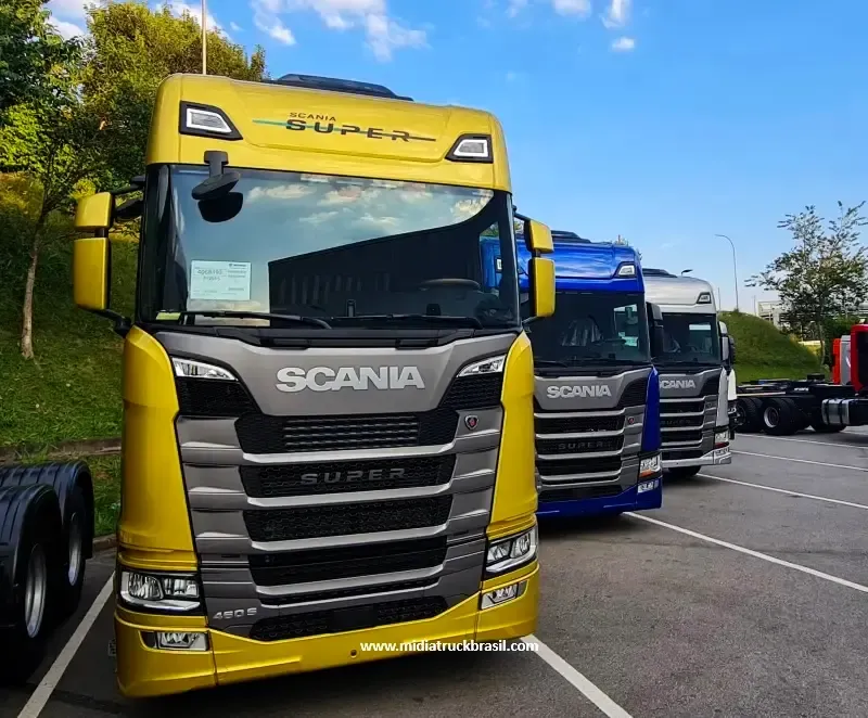 Caminhão Scania lado a lado na cor dourada