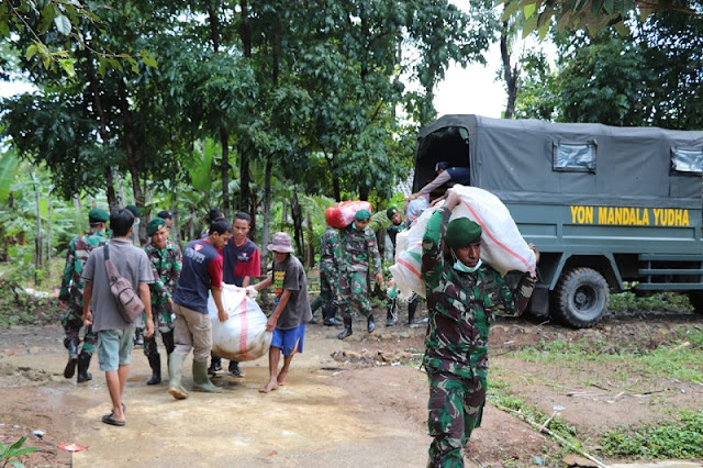   Demi Warga Tertimpa Musibah, Prajurit Mandala Yudha Kirimkan Bantuan Logistik Door To Door