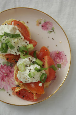  Tomaten-Frühlingszwiebel-Shortcakes mit geschlagengem Ziegenkäse