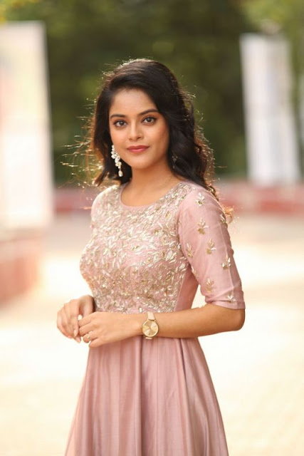 Riddhi Kumar cute image gallery in pink dress 