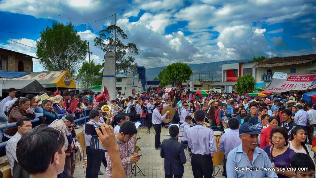 Iniciando el baile de fiesta en la plaza de armas de Cabracancha