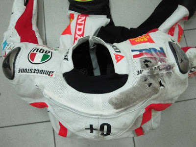 gambar wear pack simoncelli setelah kecelakaan