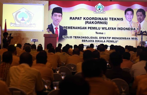 Setnov Perintahkan Kader Golkar Pasang Foto Jokowi, Ada Apa?