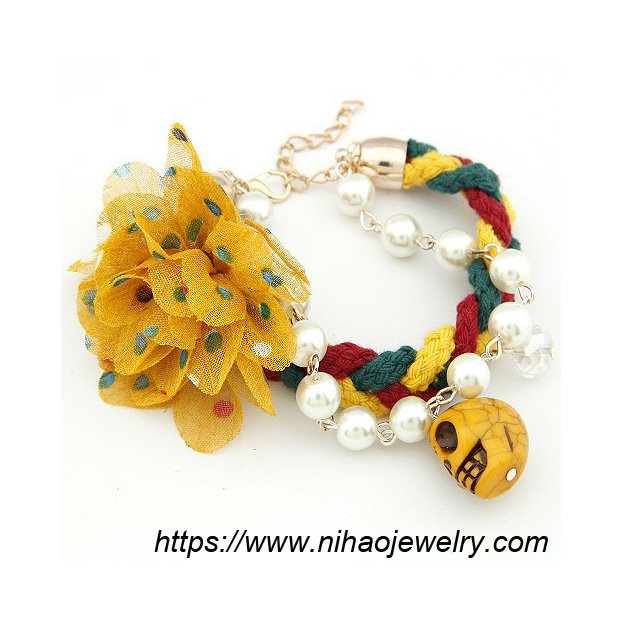 Lady wear pretty flower weave Pearl Bracelet