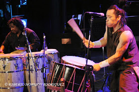 Takumi Kato (D), interprete de tambor tradicional japonés, y el percusionista cubano Yaroldy Abreu Robles (I), 