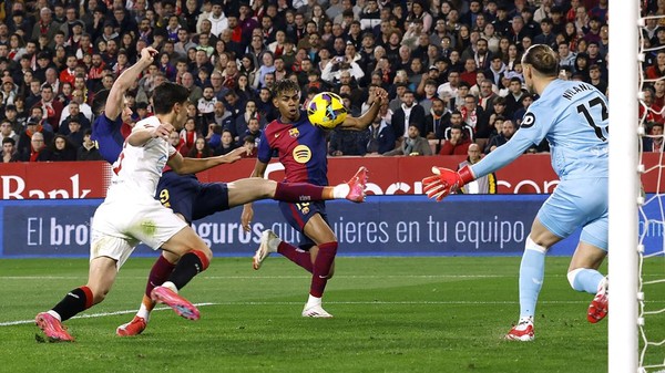 Barcelona Bantai Sevilla 4-1, Gavi Mending Main di Liga Thailand dan UFC Foto: REUTERS/Marcelo del Pozo  Baca artikel detikinet, "Barcelona Bantai Sevilla 4-1, Gavi Mending Main di Liga Thailand dan UFC" selengkapnya https://inet.detik.com/cyberlife/d-7770678/barcelona-bantai-sevilla-4-1-gavi-mending-main-di-liga-thailand-dan-ufc.  Download Apps Detikcom Sekarang https://apps.detik.com/detik/