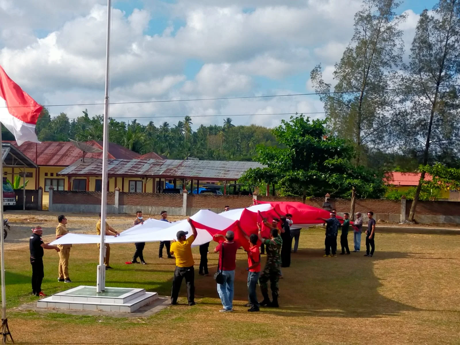 Meriahkan 17 Tahun Perdamaian Aceh, Sejumlah Pemuda Bireuen Kibarkan Bendera Raksasa