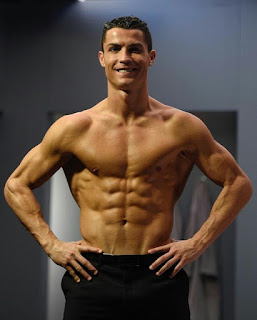 C. Ronaldo shows off his Sixpack and abs in this cute photo