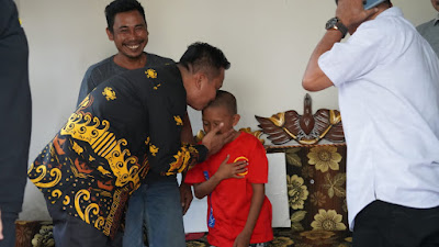 Temui Andi Ikbal, Ketua DPRD Bone Serahkan Bantuan