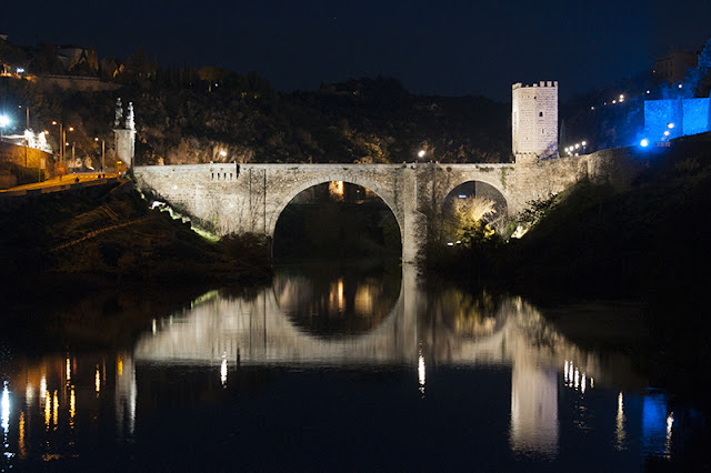 Puente de Alcántara en Toledo de noche.