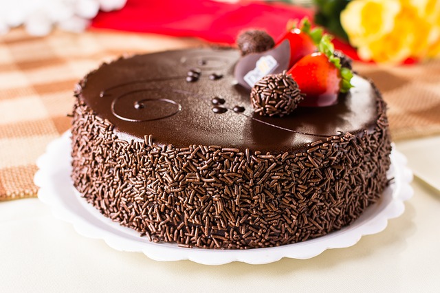 torta bañada con chocolate