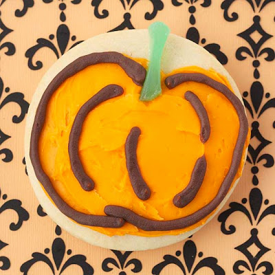 To make this pumpkin cookie, you just need to use brown and orange frosting to shape the pumpkin on the cookie.