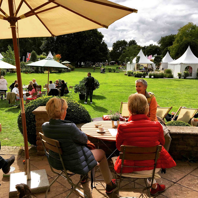 Menschen sitzen am Tisch im Park