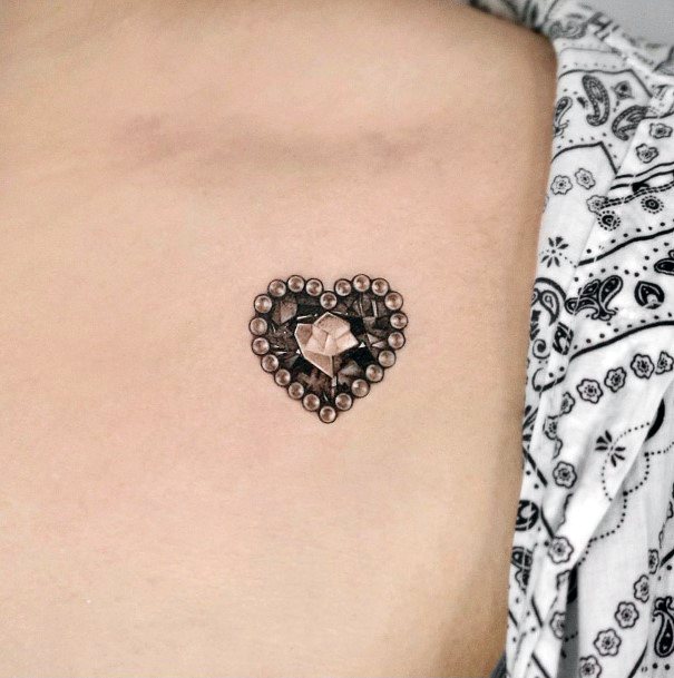 30 ideias de tatuagens de pingente para mulheres que amam joias