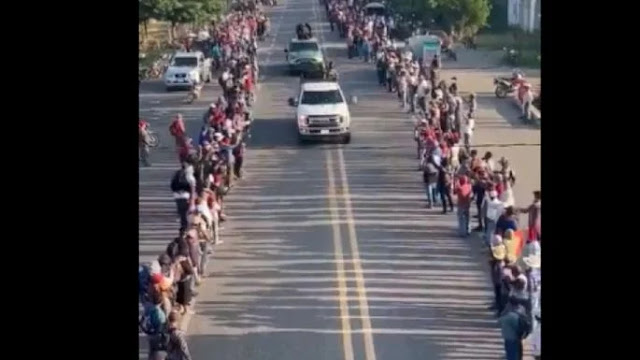 Video: El Cártel de Sinaloa desfila con camionetas y hombres armando, pobladores los aplauden a su entrada por haber sacado a El CJNG