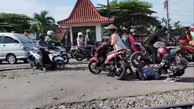 Banyak Pemotor Jatuh Saat Lewati Rel Kereta Api di Pandean Kaliwungu