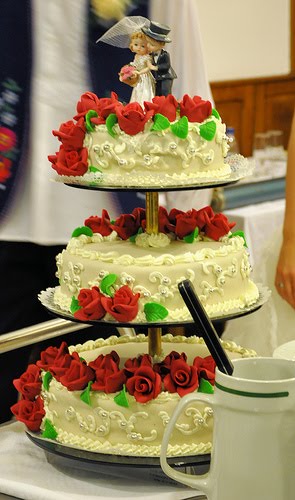 Three Tier White Wedding Cake with Red Roses To see daily pictures 