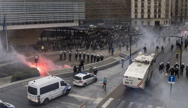 Βρυξέλλες: Συγκρούσεις αστυνομικών με διαδηλωτές για τη μεταναστευτική πολιτική